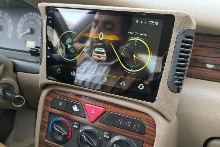 نمونه ی نصب شده ی مانیتور اندرویدی روی ماشین سمند