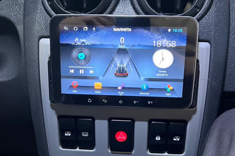 نمونه ی نصب شده ی مانیتور روی ماشین ال 90