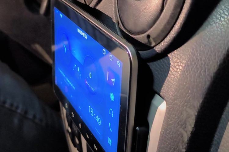 نمونه نصب شده ی مانیتور بدون بیرون زدگی روی ماشین ال90