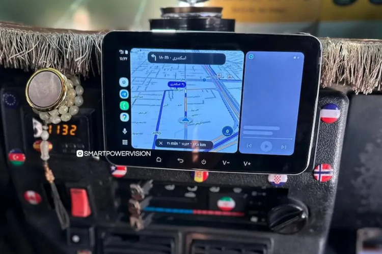 نمونه ی نصب شده ی مانیتورروی ماشین نیسان